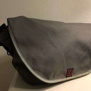 Rickshaw Zero Medium Messenger Bag
